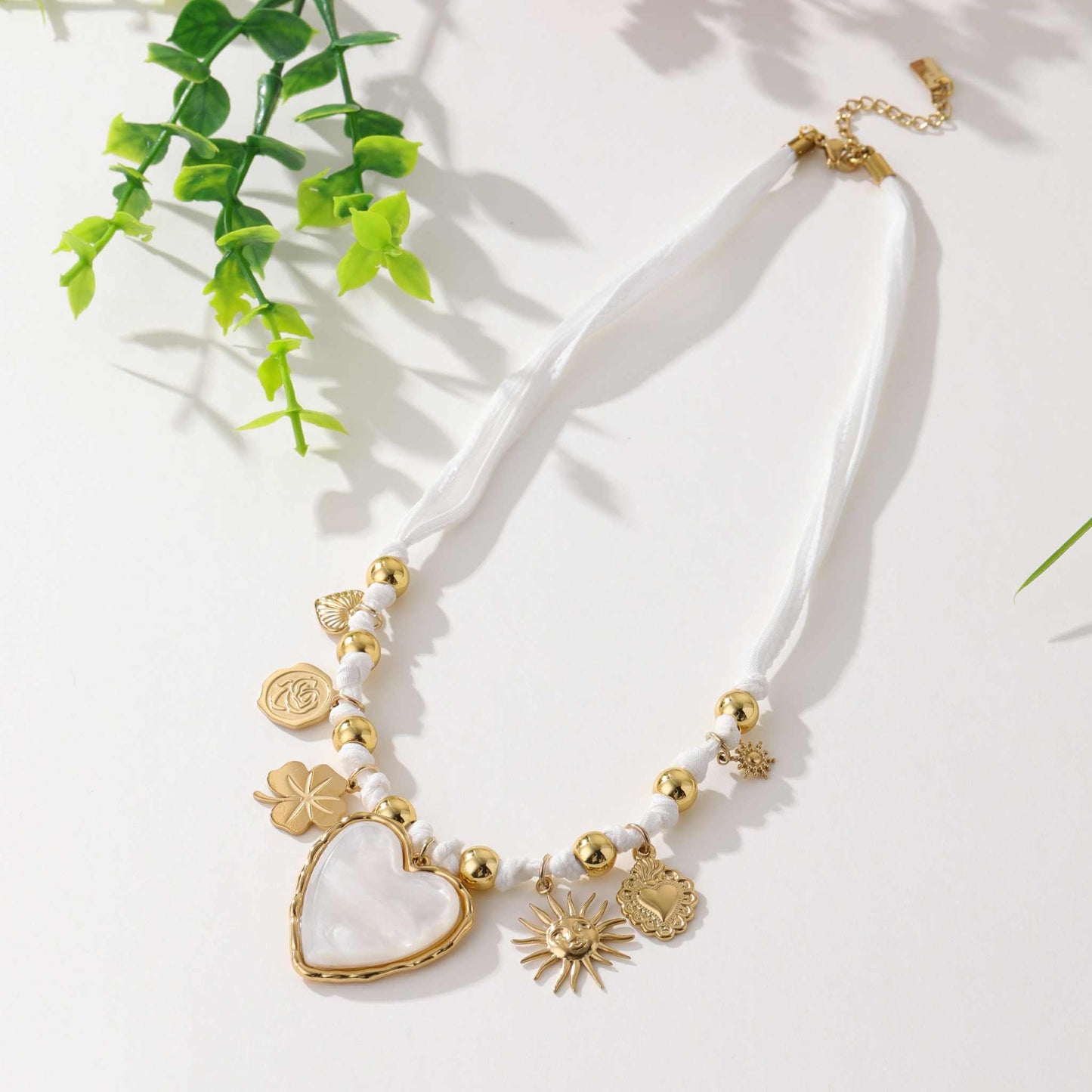 Collier avec breloques