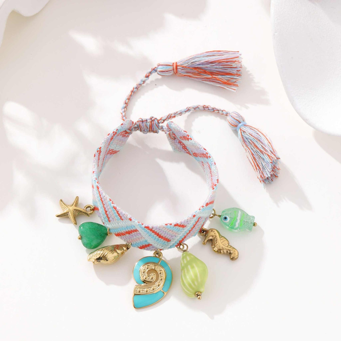 Bracelet brésilien avec breloques - L'Armoire d'Ambre