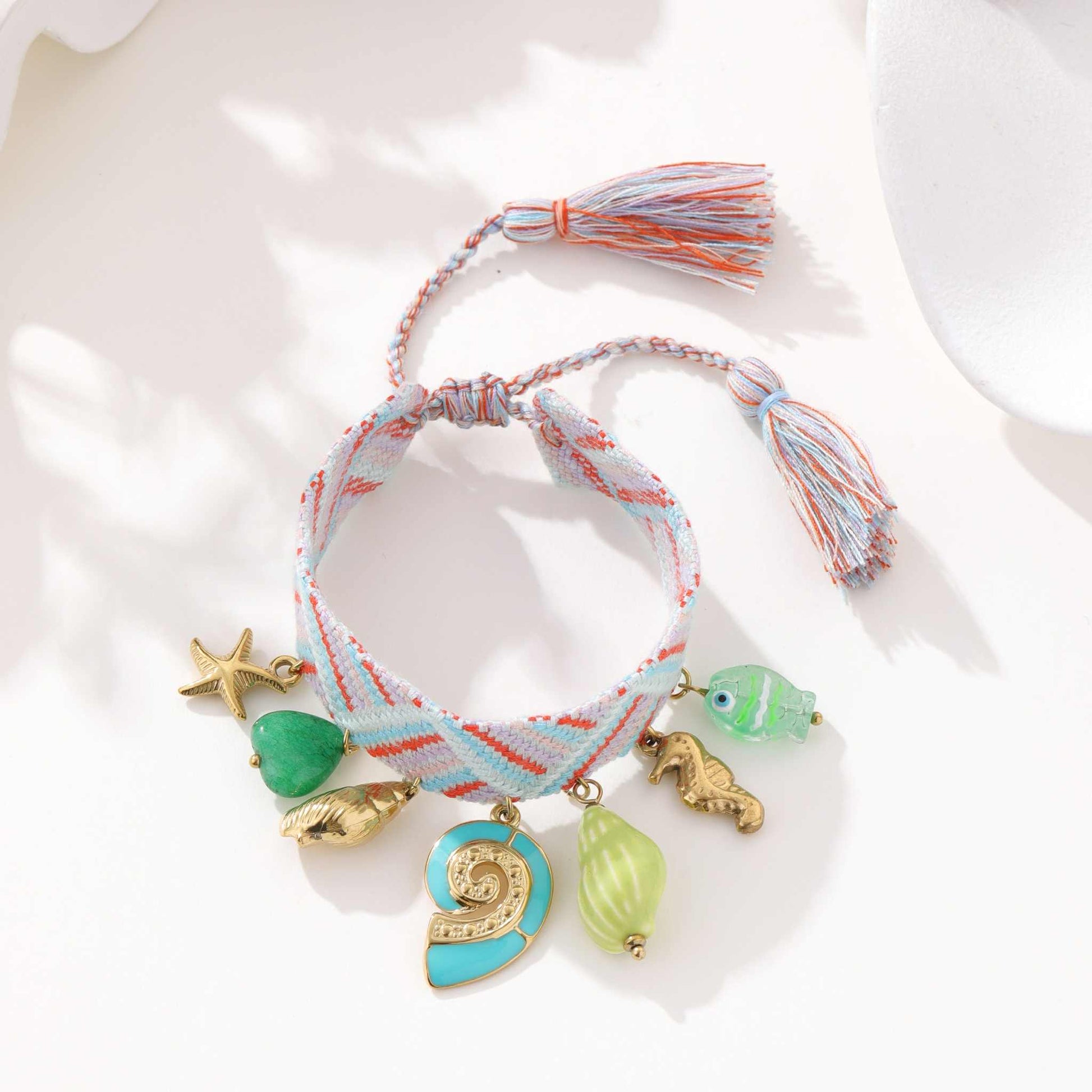 Bracelet brésilien avec breloques - L'Armoire d'Ambre