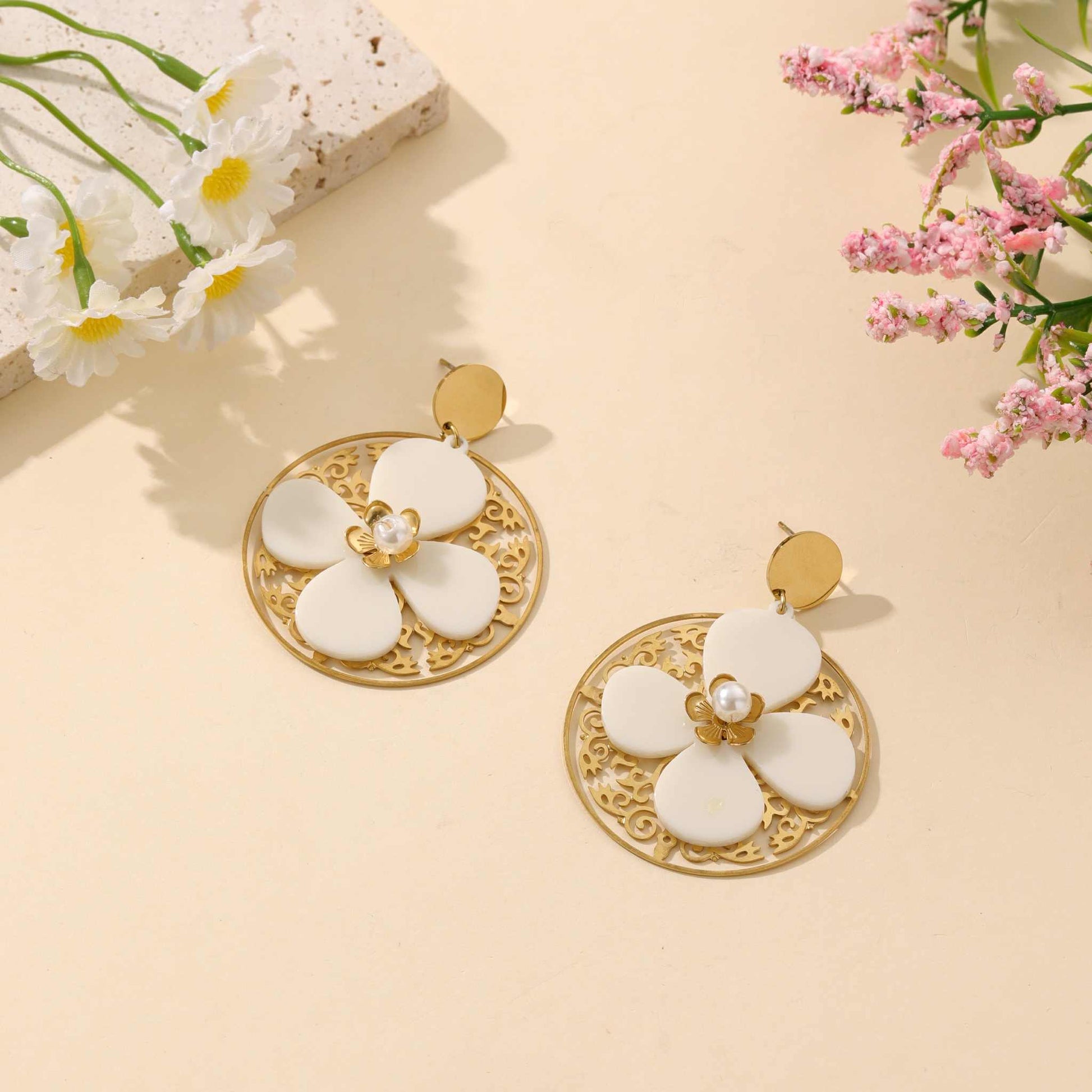 Boucle d'oreille fleur avec perle - L'Armoire d'Ambre