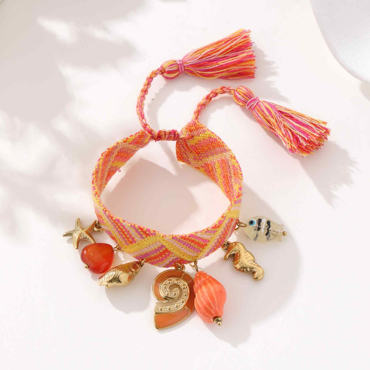 Bracelet brésilien avec breloques - L'Armoire d'Ambre
