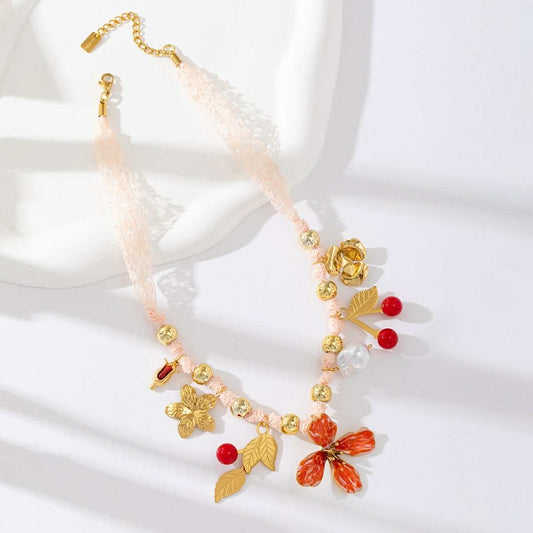 Collier dentelle avec breloques