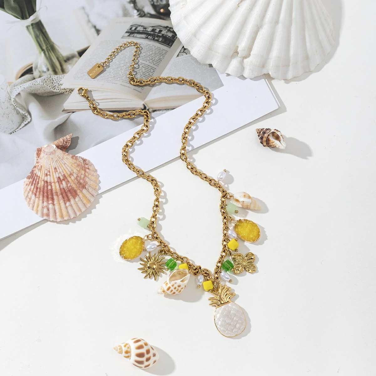 Collier avec breloques