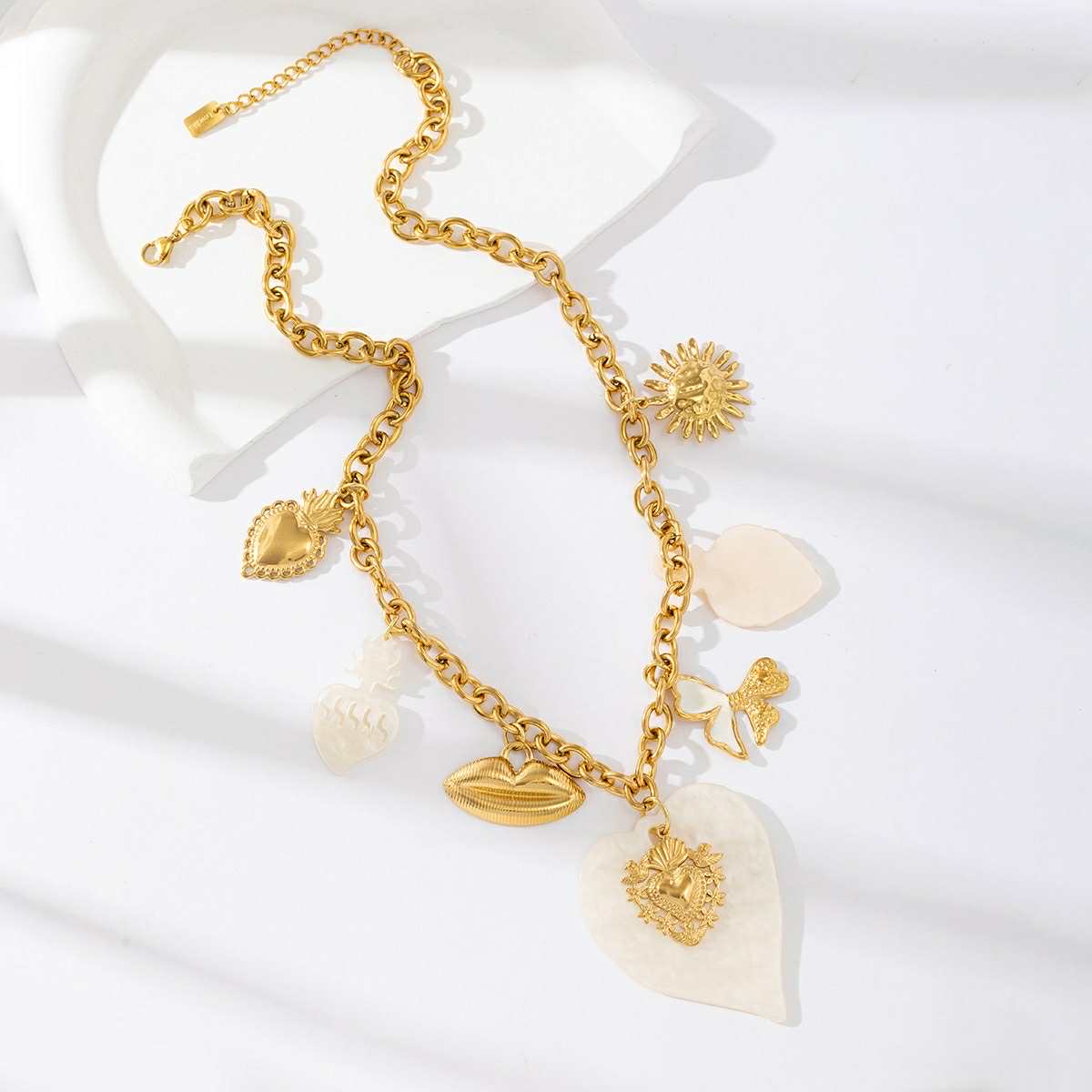 Collier doré et beige